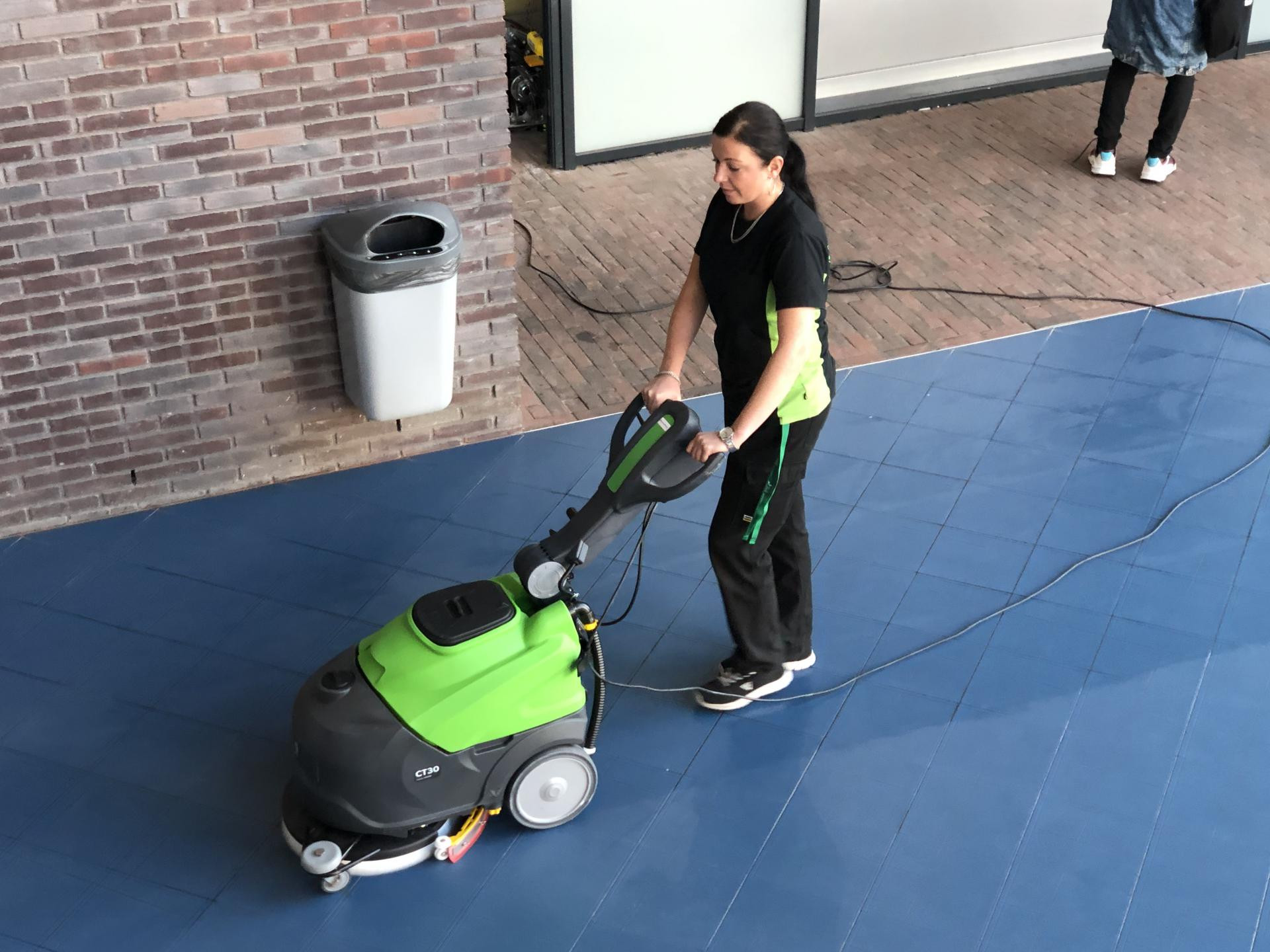 JWG schoonmaak schrobmachine vloer